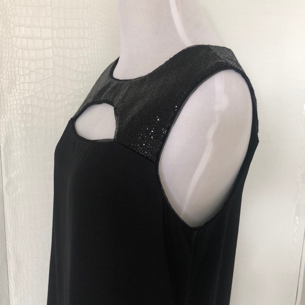 BCBG MAXAZRIA TOP WITH SEQUINS.
